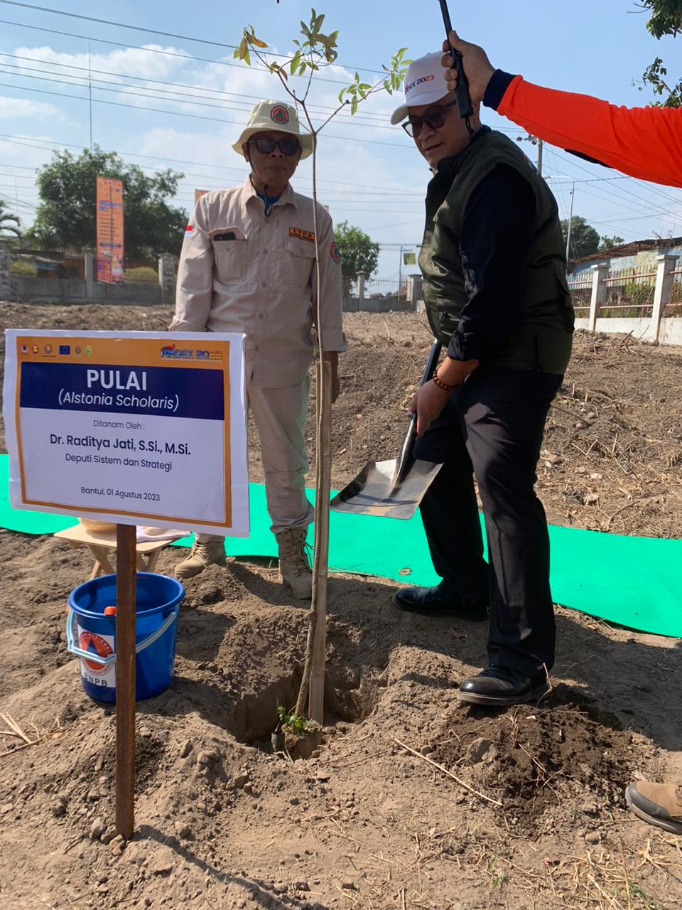 Deputi Bidang Sistem dan Strategi BNPB Raditya Jati, saat penanaman pohon pada rangkaian acara ASEAN Regional Disaster Response Simulation Exercise (ARDEX) 2023 di Stadion Sultan Agung, Kabupaten Bantul, Daerah Istimewa Yogyakarta pada Selasa (2/8).